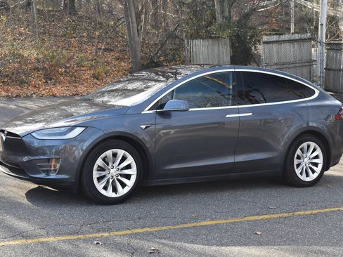 Used 2018 Tesla Model X 75D image 2