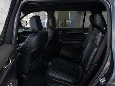 New 2025 Jeep Grand Cherokee L Limited AWD/4WD image 19