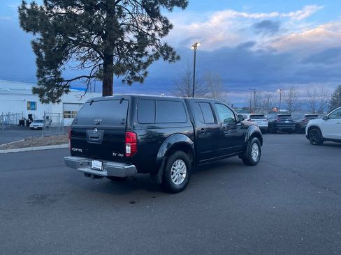 Used 2017 Nissan Frontier SV image 2