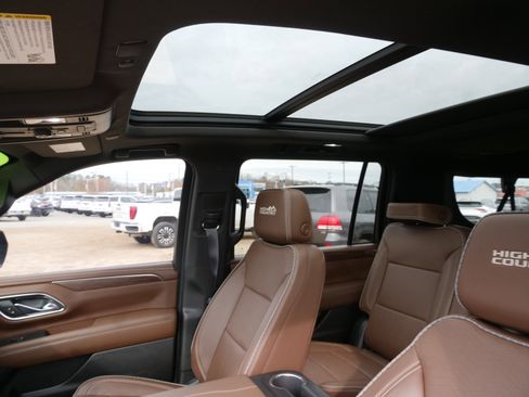 Used 2024 Chevrolet Suburban High Country image 31