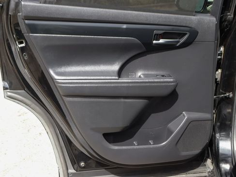Used 2021 Toyota Highlander XLE AWD/4WD image 35