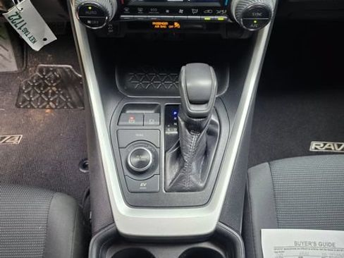 Used 2020 Toyota RAV4 LE AWD/4WD image 9