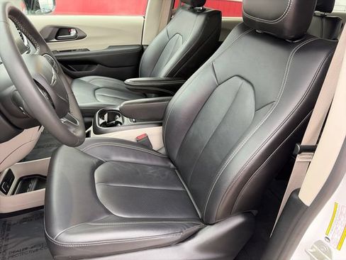 Used 2024 Chrysler Pacifica Touring-L FWD image 37