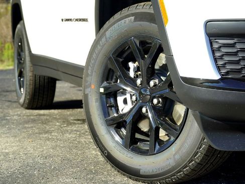 New 2025 Jeep Grand Cherokee L Altitude image 4