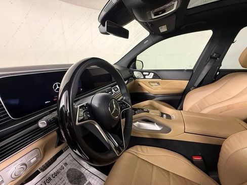 Used 2024 Mercedes-Benz GLS 580 4MATIC image 11