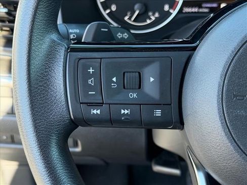 Used 2023 Nissan Rogue SV image 17