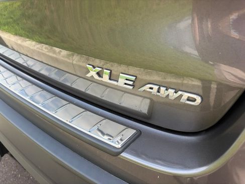 Used 2018 Toyota Highlander XLE AWD/4WD image 11
