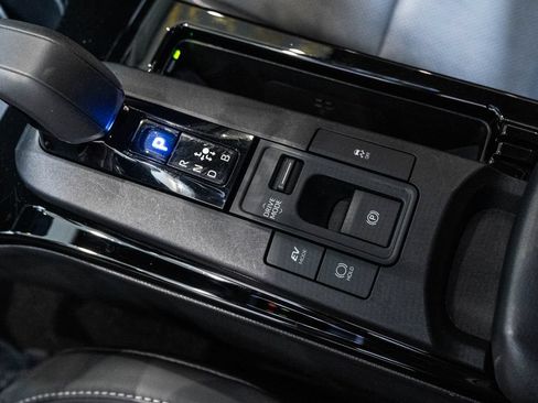 Certified 2025 Toyota Prius XLE FWD image 24