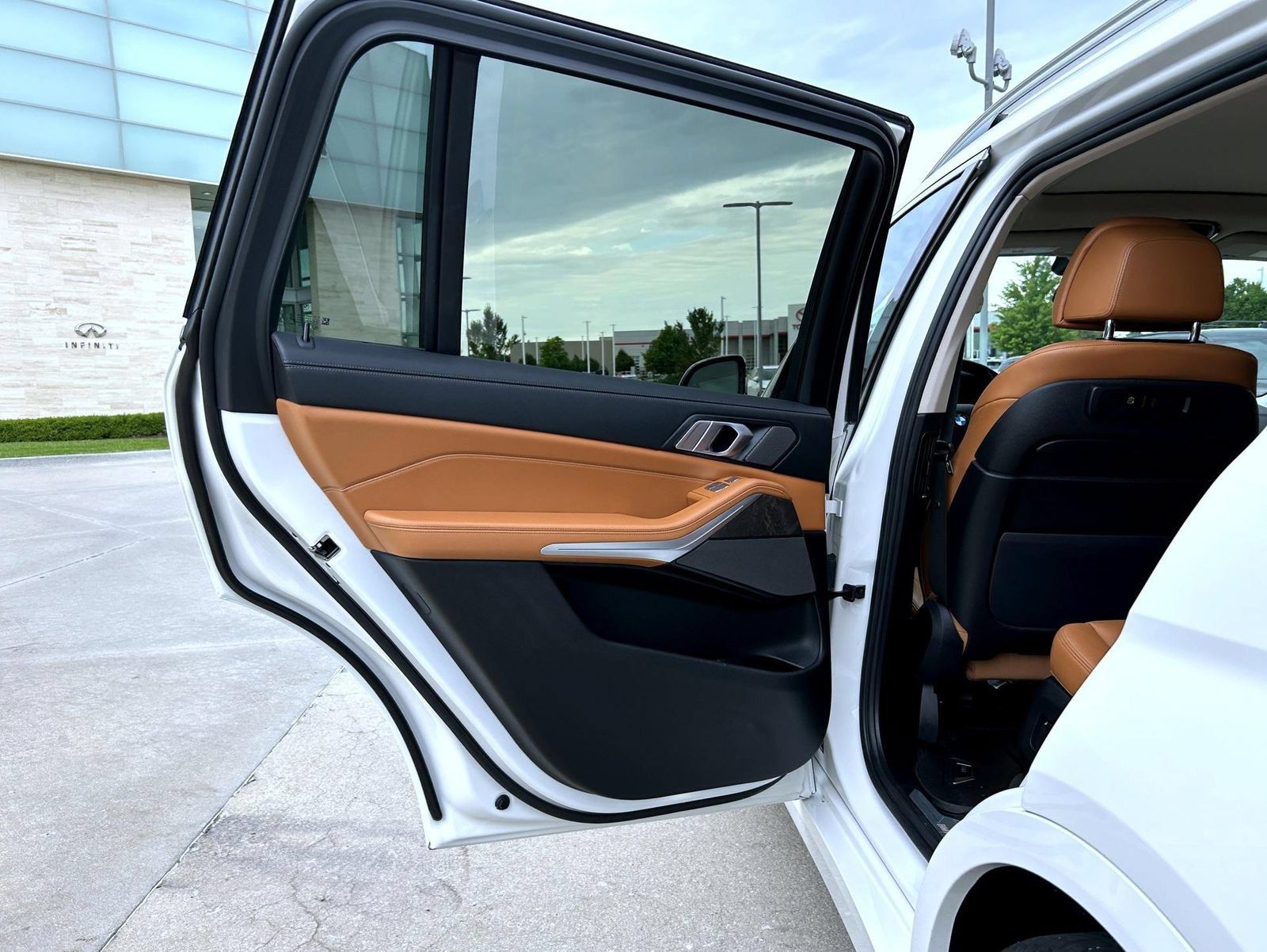 Used 2020 BMW X7 xDrive40i w/ Premium Package AWD/4WD image 22
