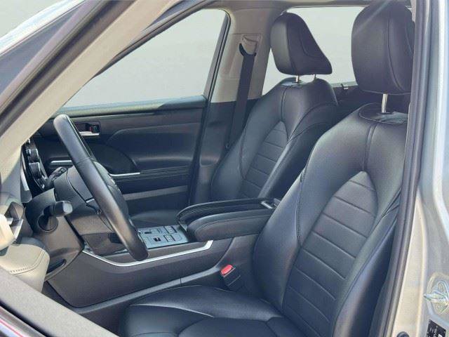 Used 2021 Toyota Highlander XLE AWD/4WD image 20