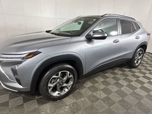 Used 2025 Chevrolet Trax LT FWD image 6
