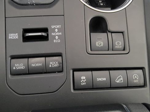 Used 2022 Toyota Highlander XLE AWD/4WD image 25