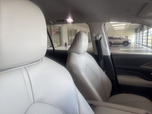 Used 2024 Toyota Grand Highlander XLE FWD image 9