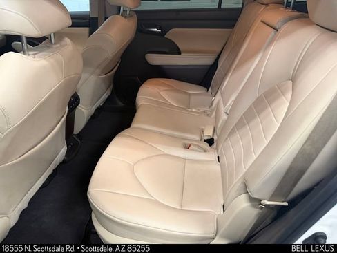 Used 2020 Toyota Highlander XLE FWD image 14