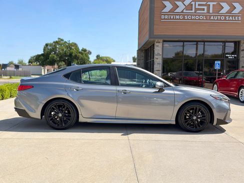 Used 2025 Toyota Camry SE FWD image 9