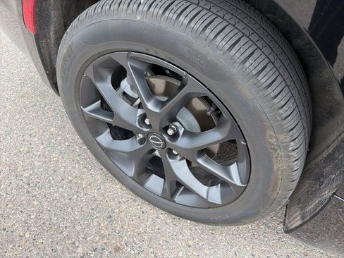 Used 2025 Chrysler Pacifica Limited AWD/4WD image 3