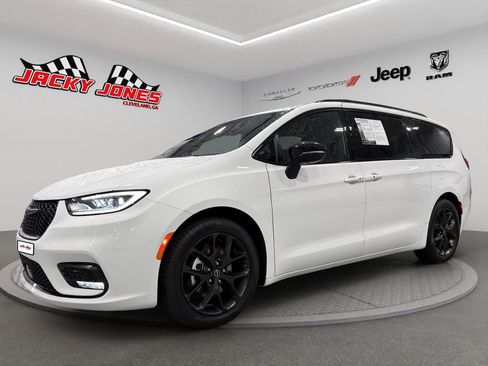 Used 2025 Chrysler Pacifica Limited image 1