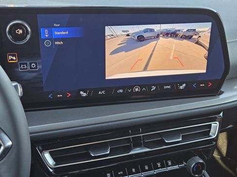 New 2026 Chevrolet Traverse LT w/ Sun and Wheel Package FWD image 19