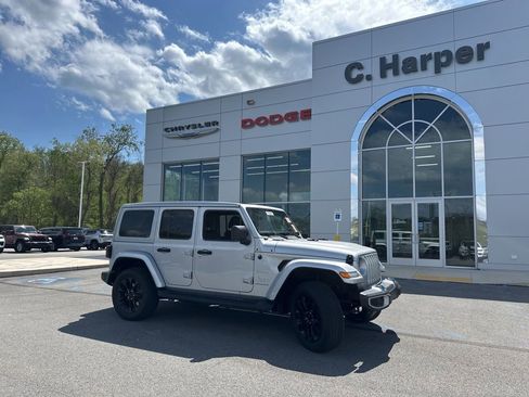 Used 2023 Jeep Wrangler Unlimited Sahara w/ Cold Weather Group AWD/4WD image 1