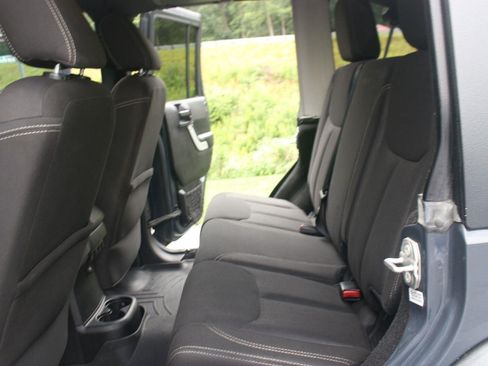 Used 2016 Jeep Wrangler Unlimited Rubicon w/ Connectivity Group AWD/4WD image 30