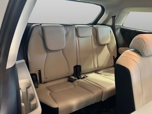 Used 2025 Kia Carnival EX FWD image 24