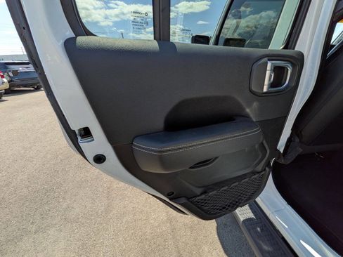Used 2021 Jeep Wrangler Unlimited Sahara w/ Uconnect 4C Nav & Sound Group AWD/4WD image 22