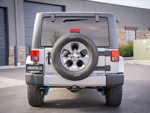 Used 2016 Jeep Wrangler Unlimited Sahara w/ Connectivity Group image 8