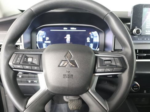 Used 2025 Mitsubishi Outlander ES image 19