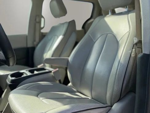 Used 2017 Chrysler Pacifica Platinum FWD image 11