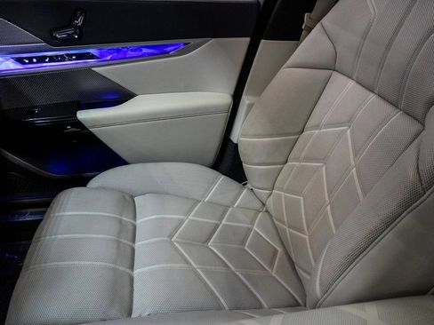 Used 2023 BMW 760i xDrive w/ Executive Package image 36