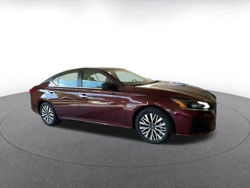 Used 2025 Nissan Altima 2.5 SV FWD image 2