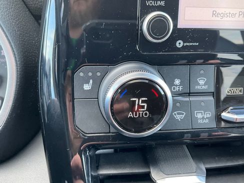 Used 2022 Toyota Highlander XLE image 10