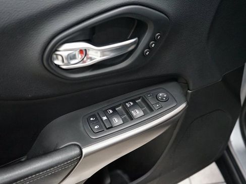 Used 2019 Jeep Cherokee Limited image 23