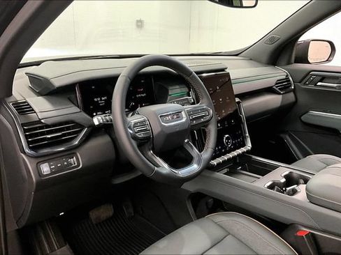 Used 2025 GMC Acadia AT4 w/ Luxury Package AWD/4WD image 16