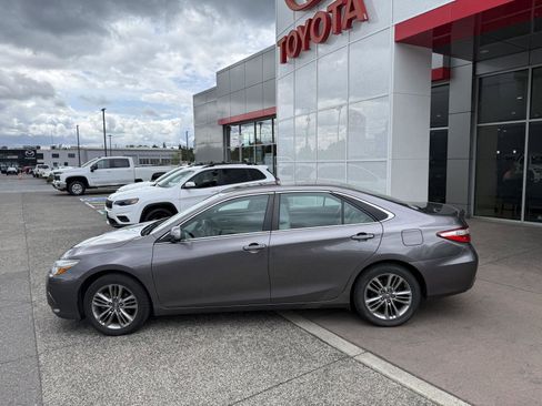 Used 2017 Toyota Camry SE FWD image 3