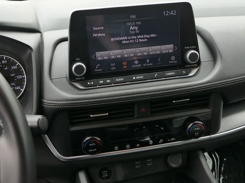 Used 2025 Nissan Rogue SV FWD image 18