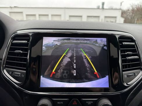 Used 2019 Jeep Grand Cherokee Altitude image 24