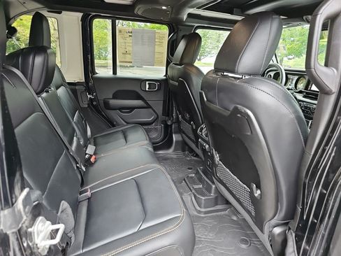 Used 2024 Jeep Wrangler Unlimited Sahara w/ Technology Group AWD/4WD image 15
