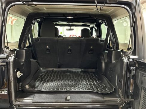 Used 2018 Jeep Wrangler Unlimited Rubicon AWD/4WD image 15