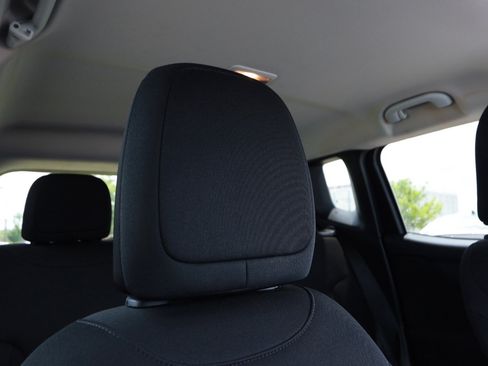 Used 2018 Jeep Renegade Latitude FWD image 27