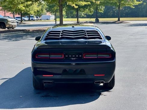 Used 2018 Dodge Challenger SXT image 6