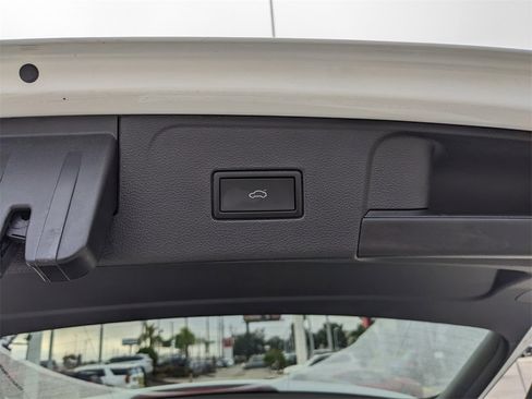 Certified 2022 Volkswagen Atlas SE image 13