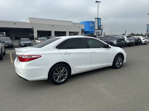 Used 2016 Toyota Camry SE image 3