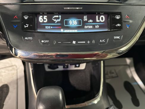 Used 2015 Toyota Avalon Limited w/ Technology Package FWD image 33