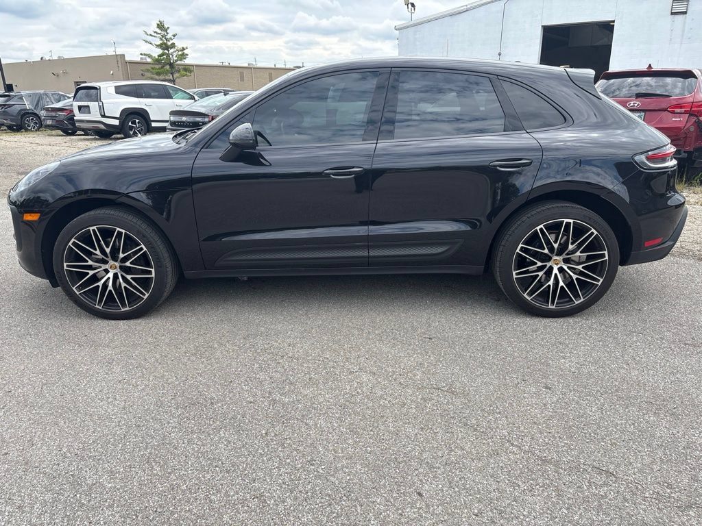 Used 2024 Porsche Macan AWD/4WD image 2