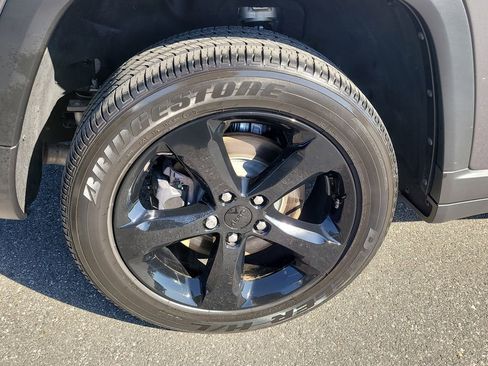 Used 2024 Jeep Grand Cherokee L Laredo RWD image 6