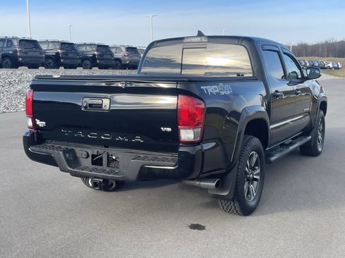 Used 2017 Toyota Tacoma TRD Sport w/ Tow Package (A/T) image 3