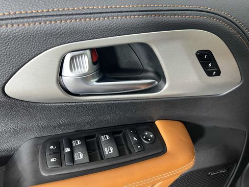 Used 2025 Chrysler Pacifica Pinnacle FWD image 11