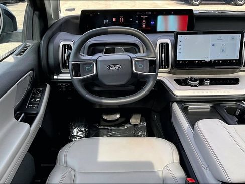Certified 2025 Ford Expedition Active AWD/4WD image 5