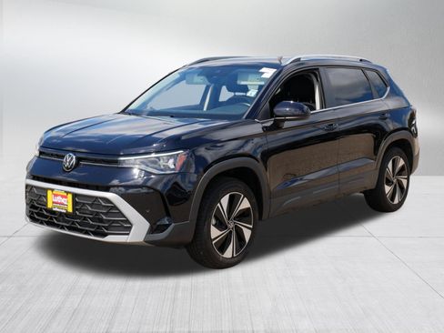 Used 2025 Volkswagen Taos SE w/ Panoramic Sunroof Package AWD/4WD image 3